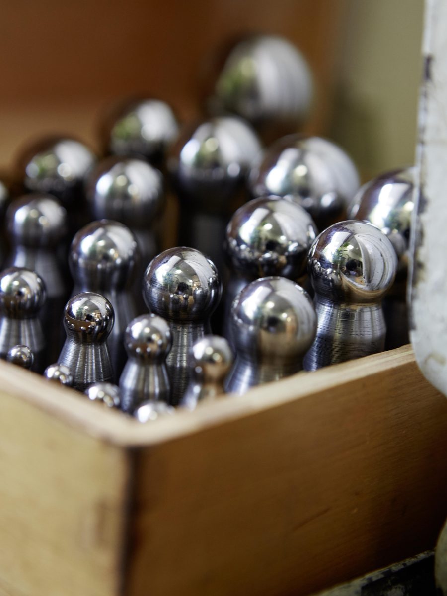 Boutoirs de joaillier rangés dans leur coffret de bois